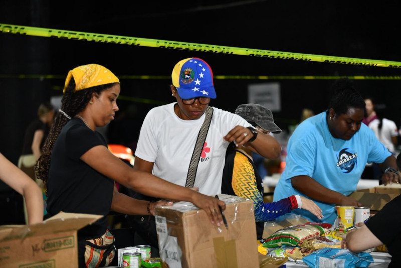 Volunarios en el centro de acopio ubicado en Sambil