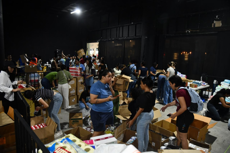 Decenas de voluntario se presentaron para ayudar en la organización de las donaciones