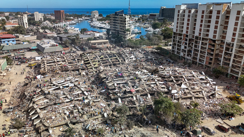 Esta vista aérea muestra los edificios destruidos en Caraballeda, en el estado de La Guaira, Venezuela, el 28 de junio de 2026, tras los terremotos