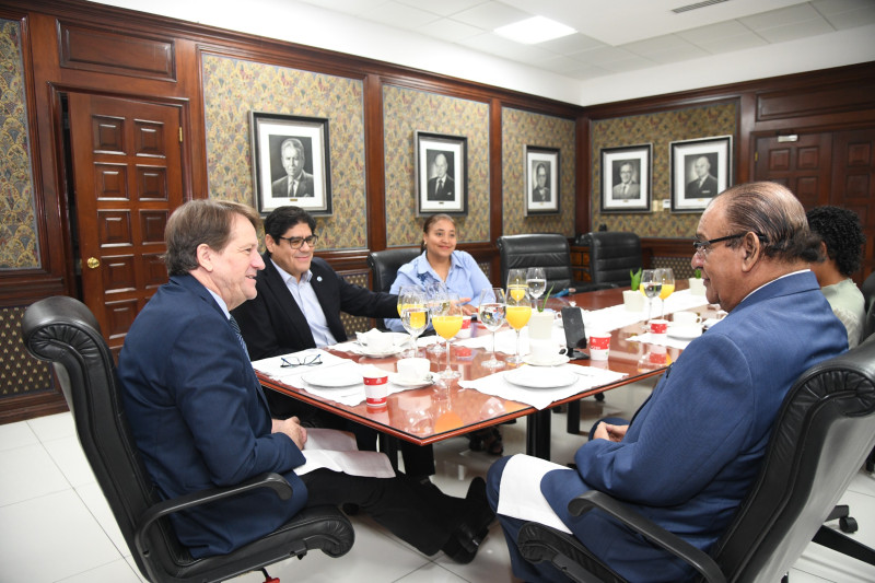 Carlos Watson y Miguel Franjul junto a representantes de FAO.