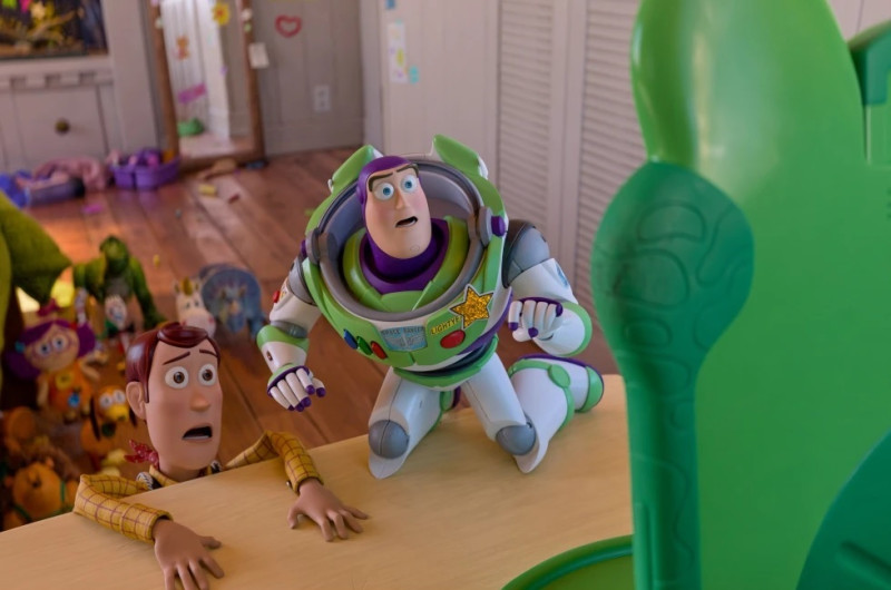 Los personajes Woody, con la voz de Tom Hanks (izquierda), y Buzz Lightyear, con la voz de Tim Allen, en “Toy Story 5" de Disney y Pixar.