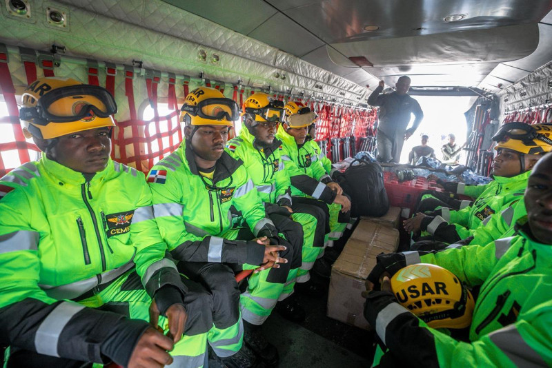 Una brigada de rescatistas dominicanos que viaja hacia Venezuela en la “Operación Quisqueya Solidaria 2026”, tras los terremotos que afectaron ese país.