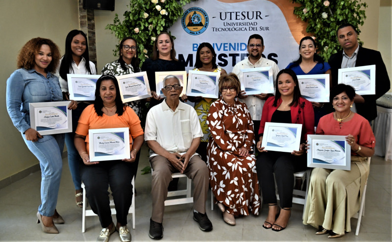 La rectora de Utesur, María del Rosario Melo Muñoz, acompanada de Salvador Beltré, miembro del Consejo de Directores de la academia, junto a los once maestros galardonados.