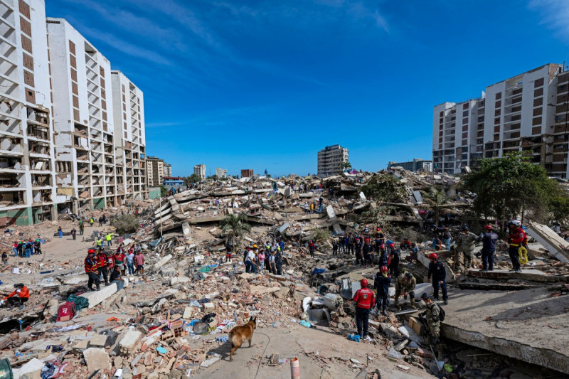 Un perro de rescate del equipo argentino de búsqueda y salvamento busca cuerpos entre los escombros de un edificio colapsado en Caraballeda, estado de La Guaira, Venezuela, el 28 de junio de 2026, tras dos terremotos consecutivos.
