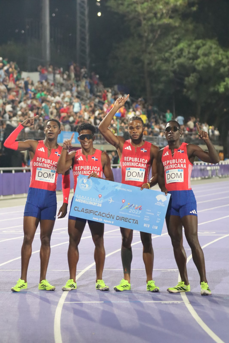 Integrantes de la cuarteta dominicana de los 4X100 metros que se adjudicó el primer lugar.