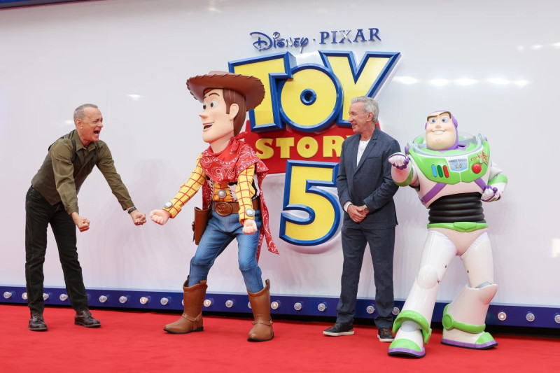 Tom Hanks y Tim Allen posan para los fotógrafos a su llegada al evento de lanzamiento de la película “Toy Story 5” el jueves 28 de mayo de 2026 en Londres.