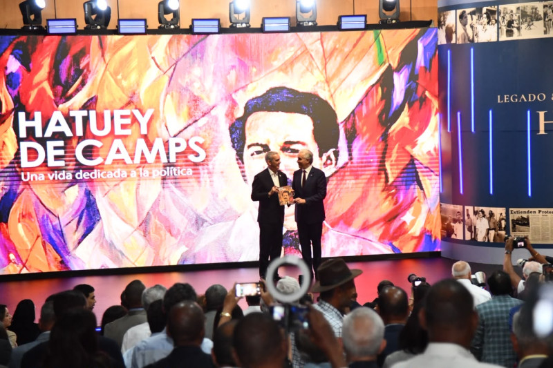 Luis Miguel de Camps, hijo de Hatuey, le entrega el primer ejemplar de la obra al presidente Luis Abinader.