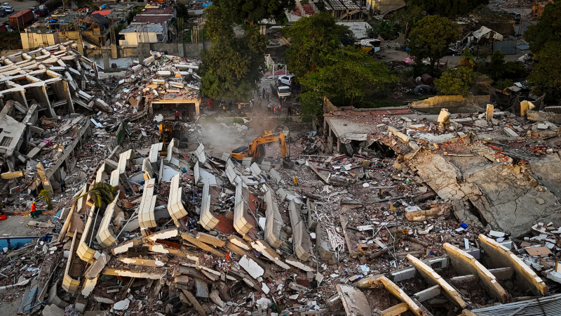 Esta vista aérea muestra los edificios destruidos tras los dos terremotos que sacudieron Caraballeda, en el estado de La Guaira (Venezuela), el 29 de junio de 2026