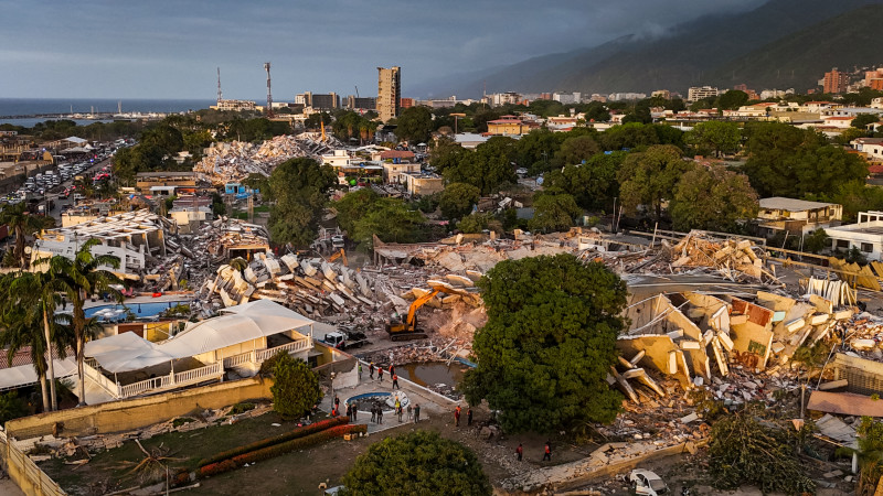 Esta vista aérea muestra los edificios destruidos tras los dos terremotos que sacudieron Caraballeda, en el estado de La Guaira (Venezuela), el 29 de junio de 2026