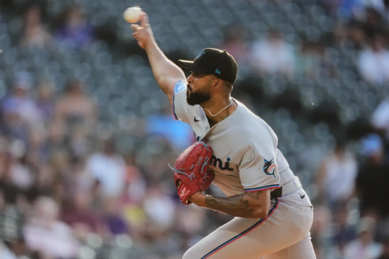 Sandy Alcántara, de los Marlins, realiza un pitcheo contra los Rockies en el partido de las Grandes Ligas, el 29 de junio del 2026, en Denver.