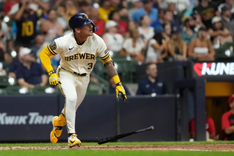 Joey Ortiz, de los Cerveceros, observa el vuelo de su jonrón de dos carreras durante la octava entrada del juego contra los Rojosi, el 29 de junio de 2026, en Milwaukee.