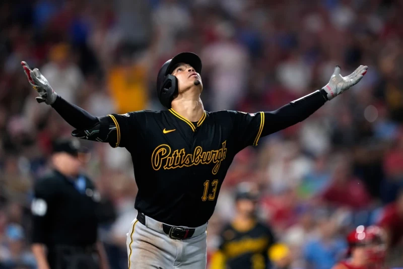Endy Rodríguez, de los Piratas, reacciona después de batear un jonrón contra los Filis durante la novena entrada, el 29 de junio de 2026, en Filadelfia.