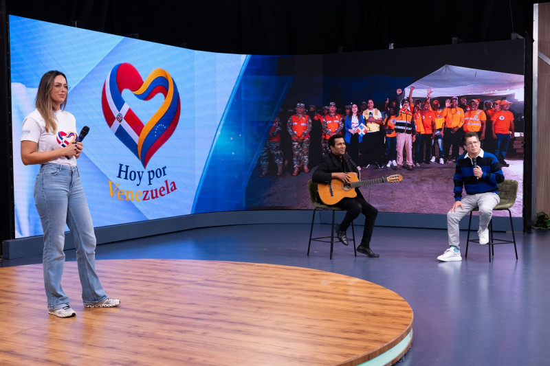 Ana Carmen León, Julio Sabala e Iván Ruiz durante la transmisión del Radioteletón "Hoy por Venezuela.