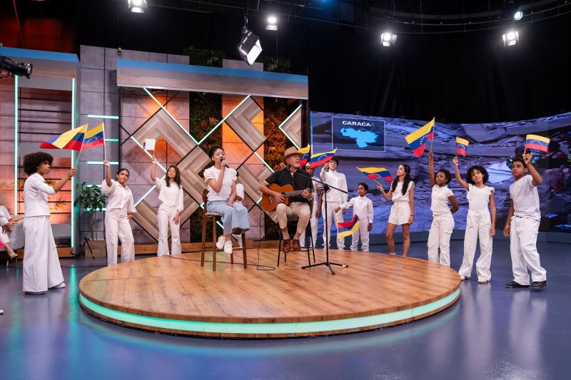 Los niños y niña del programa infantil "Topitok" junto al cantautor Enrique Félix y la cantante Keren Montero durante la realización de "Hoy por Venezuela",