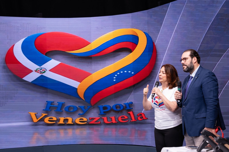 Lissette Selman y Victor Gomez Casanova forman parte de los conductores de la producción televisiva del Radioteletón "Hoy por Venezuela".