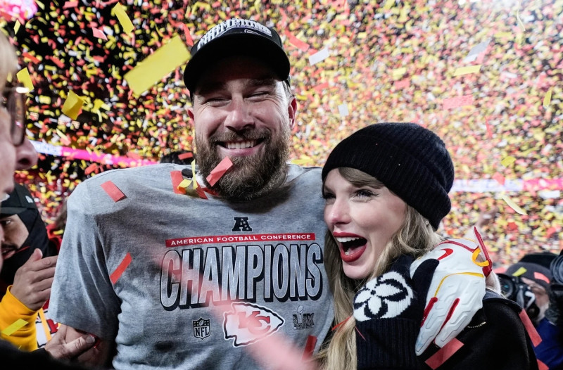 Travis Kelce y Taylor Swift posan tras el partido por el campeonato de la AFC de la NFL contra los Buffalo Bills, el 26 de enero de 2025, en Kansas City, Misuri.