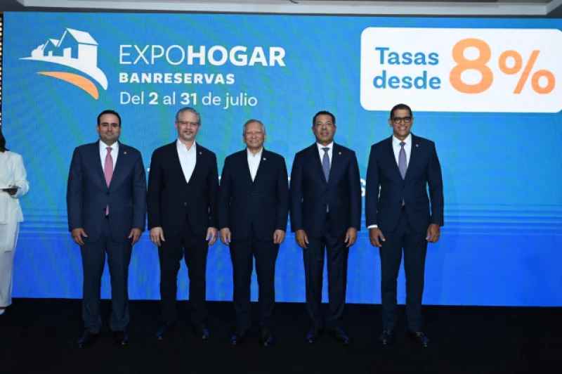 El presidente ejecutivo del Banco Banreservas, Leonardo Aguilera, junto a otros diretivos de la entidad.