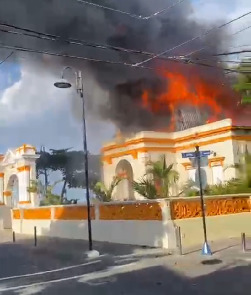 La Logia Restauración número 11, emblemático edificio del centro histórico de Puerto Plata, fue consumido por el fuego.