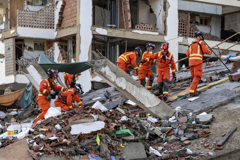 Miembros del ISAR (Servicio Internacional de Búsqueda y Rescate) del Reino Unido en Caraballeda, estado de La Guaira, el 30 de junio de 2026, tras los dos terremotos del 24 de junio.