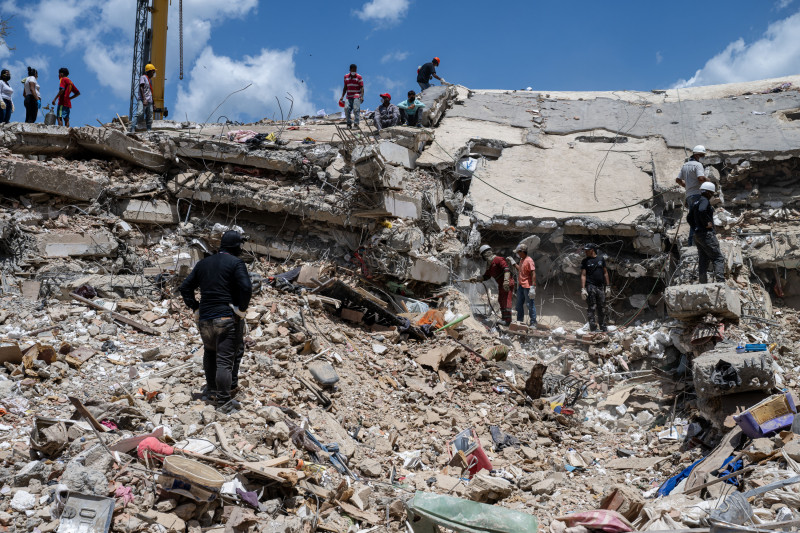 Rescatistas registran los escombros de un edificio derrumbado en La Guaira, Venezuela, el 1 de julio de 2026, tras los dos terremotos que se produjeron el 24 de junio