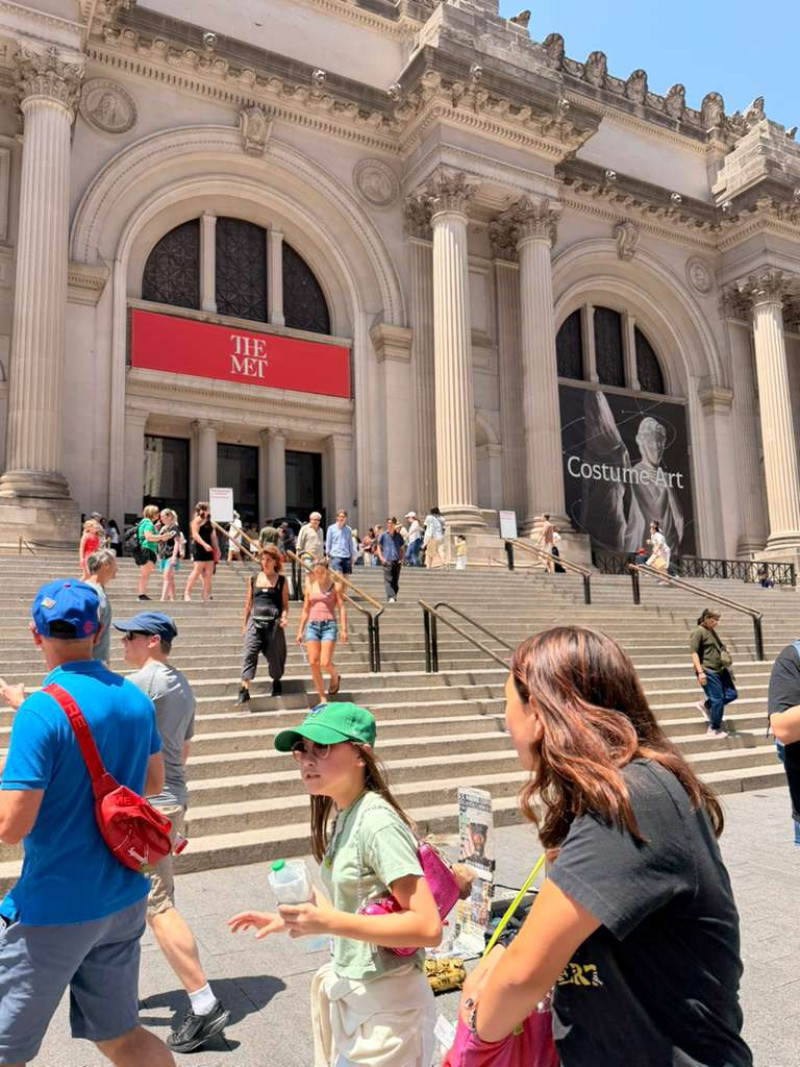 Así viven los ciudadanos el calor intenso que se vive en New York y otros estados de USA, en las afueras del Museo Metropolitano de Arte.
