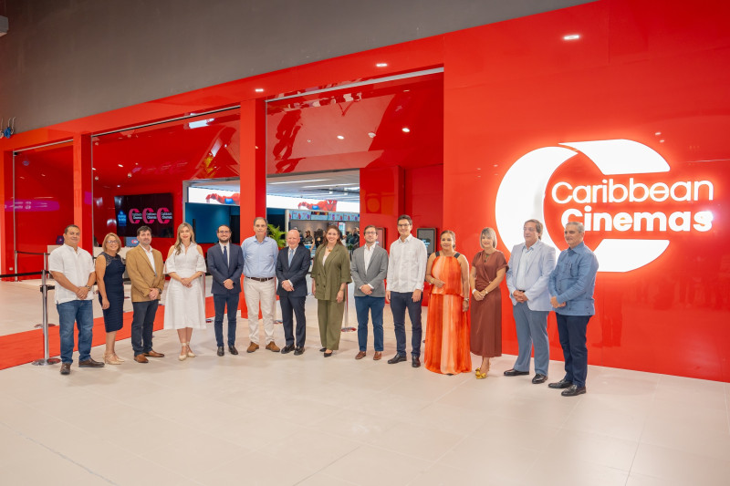 Ejecutivos de Caribbean Cinemas y representantes de Ágora durante la inauguración del nuevo complejo de cines en Santo Domingo.