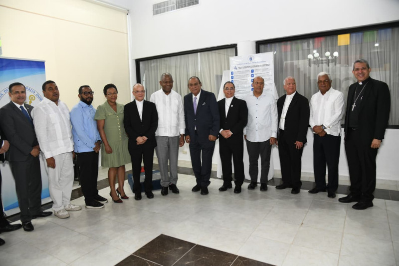 El presidente de la Conferencia del Episcopado Dominicano (CED), monseñor Ramón Alfredo de la Cruz Baldera, y el obispo coadjutor, Monseñor Carlos Tomás Morel Diplán, comparten con directores y representantes de medios de comunicación tras el encuentro relacionado con los desafíos de la IA.