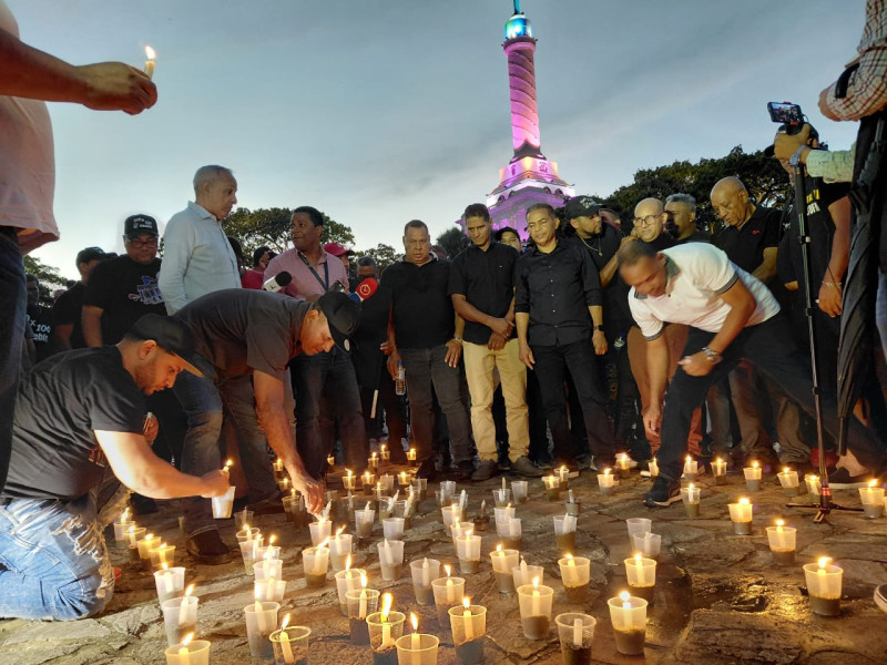 El presidente de la Central Nacional de Trabajadores del Transporte (CNTT), Juan Marte, encabezó la noche de este jueves un encendido de velas en la Plaza de la Información, en el área monumental de Santiago.
