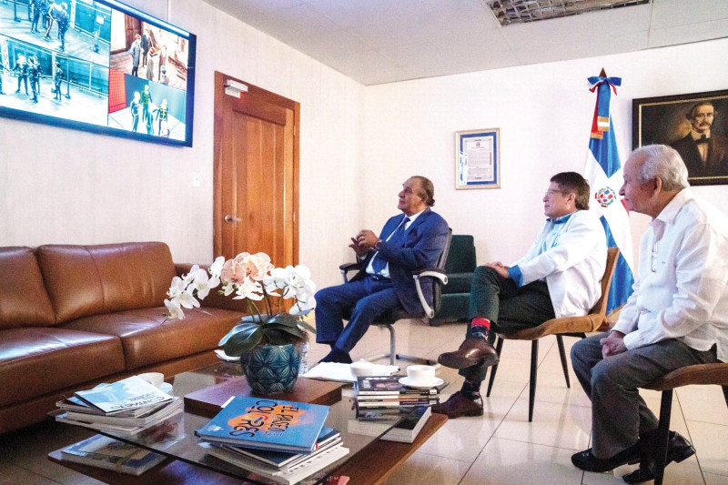 Miguel Franjul, Iván Ruiz y Ellis Pérez cuando veían en una pantalla cómo se realizó en RTVD la primera temporada de la serie “Trinitarios”. Fotos: FRANCO OLIO/rtvd