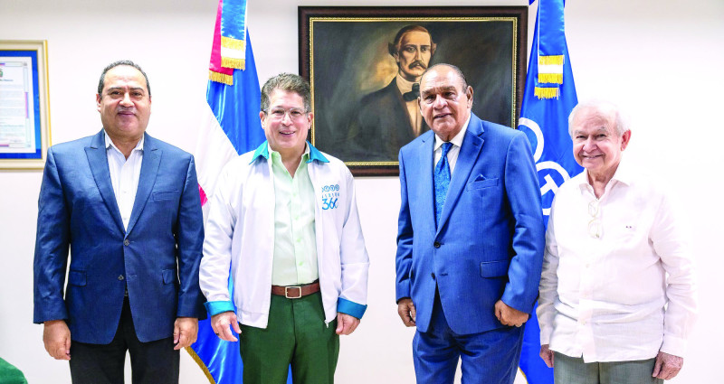 Desde la izquierda, Ramón Almánzar, Iván Ruiz, Miguel Franjul y Ellis Pérez en las instalaciones de Radio Televisión Dominicana.