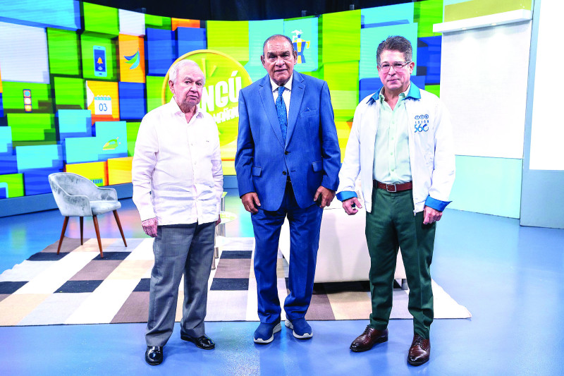 Ellis Pérez, Miguel Franjul e Iván Ruiz en uno de los modernos estudios de Radio Televisión Dominicana.