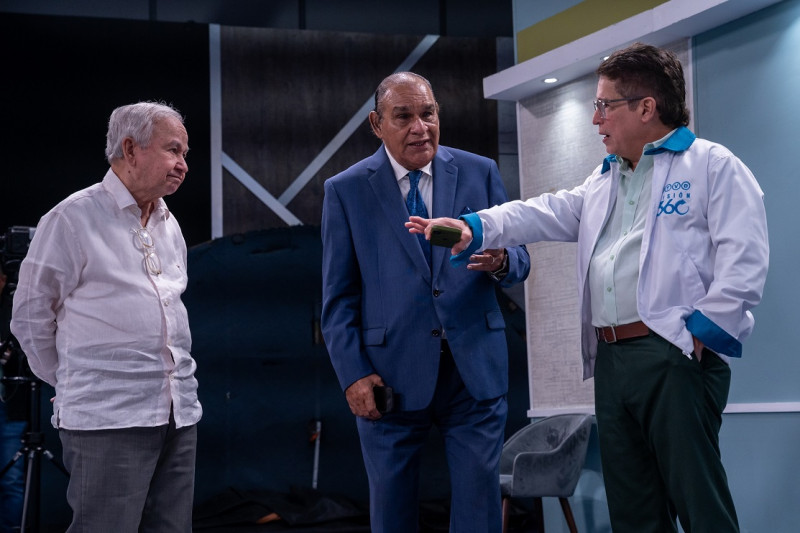 Iván Ruiz cuando explicaba a Miguel Franjul las capacidades tecnológicas de RTVD. También figura Ellis Pérez.