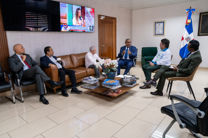 Miguel Franjul, al centro, fue recibido por directivos de RTVD. En la foto figuran, desde la izquierda, Iván Paula, Ramón Almánzar, Ellis Pérez, Miguel Franjul, Iván Ruiz y Mariano Abreu.