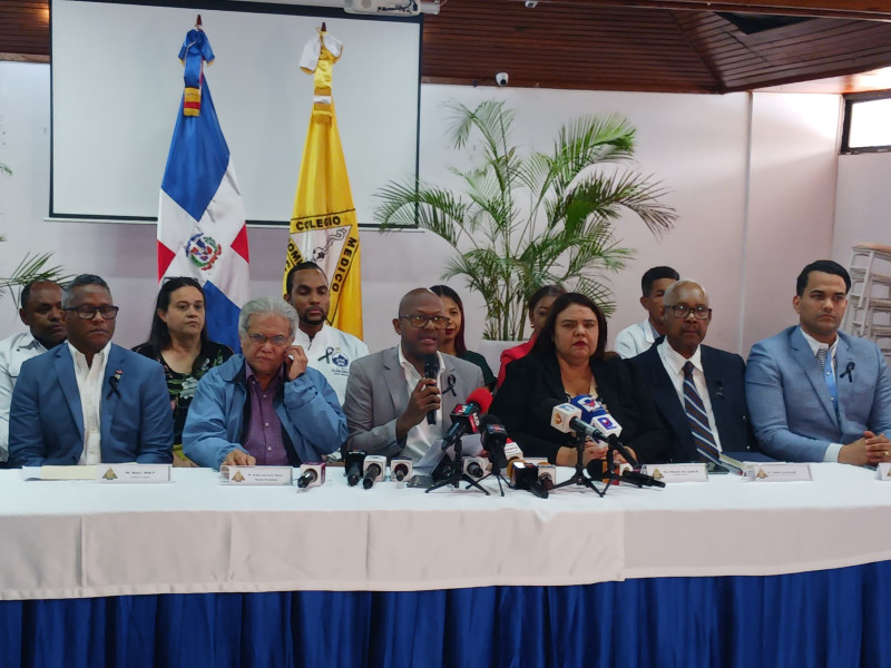El Colegio Médico Dominicano (CMD) denunció este viernes lo que calificó como un “atropello judicial” por el apresamiento de dos médicos por parte de la fiscalía de la provincia de La Vega