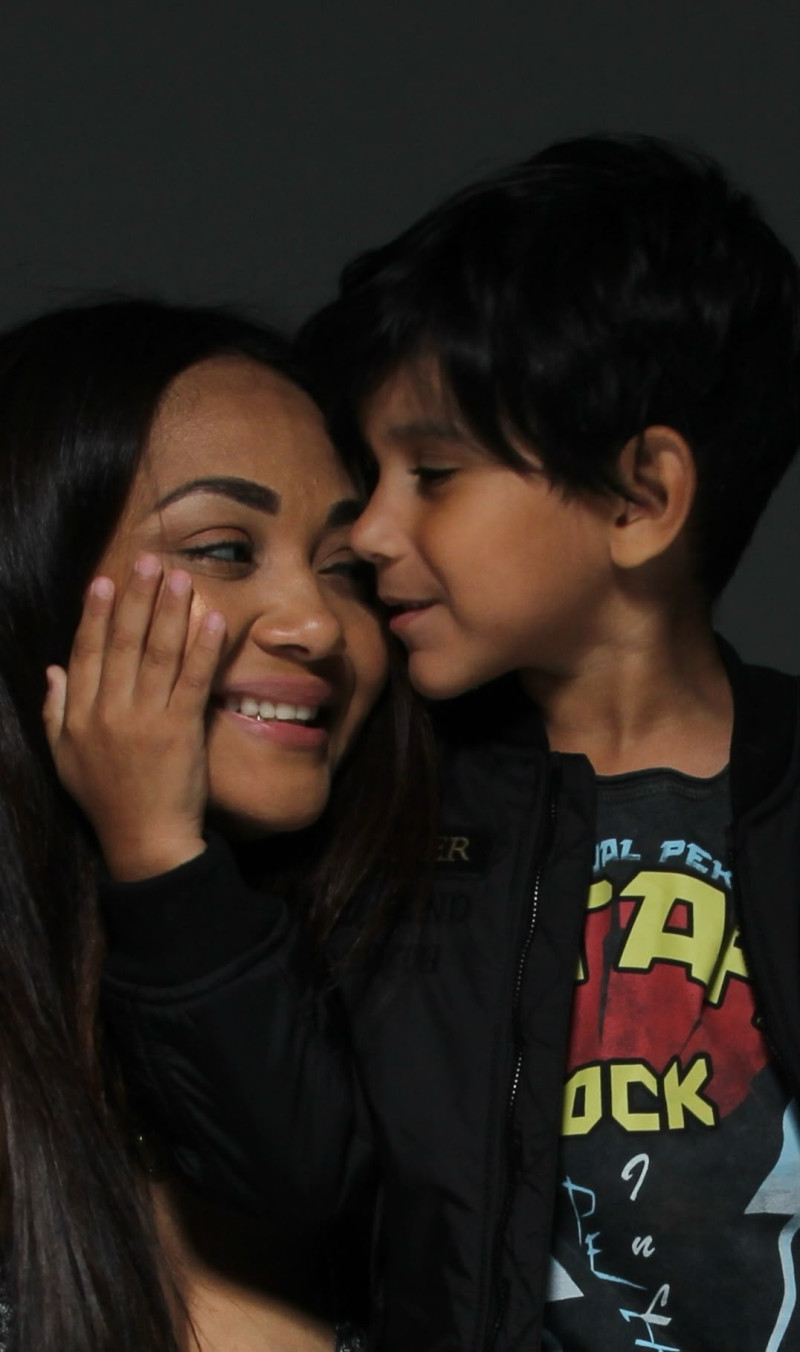 Marielva Hernández junto a su hijo