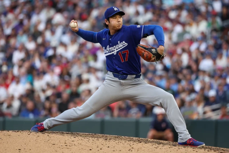 El abridor de los Dodgers de Los Ángeles, Shohei Ohtani, realiza un lanzamiento contra los Mellizos de Minnesota, el 24 de junio de 2026, en Minneapolis.