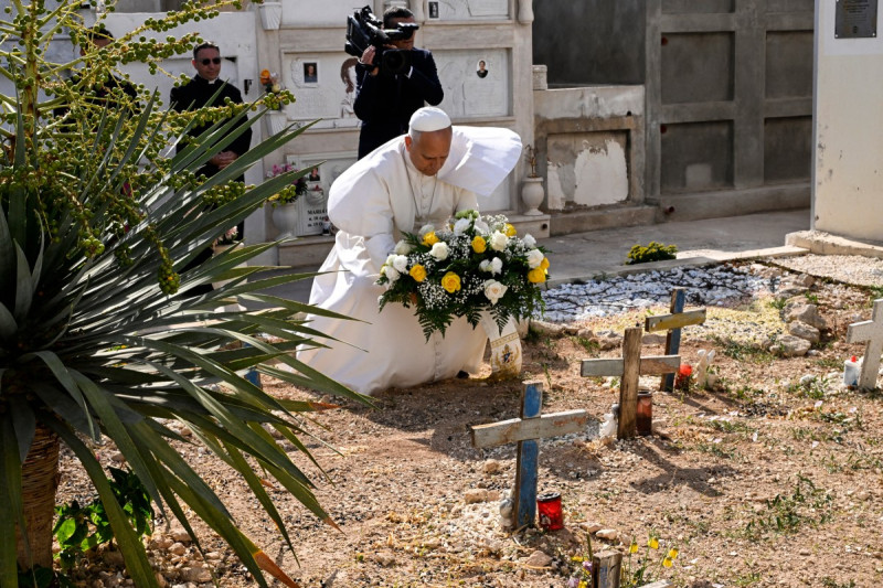 El Papa León XIV deposita una corona de flores en las tumbas sin nombre de las víctimas de naufragios en el cementerio durante una visita de un día a la isla de Lampedusa, al sur de Sicilia, el 4 de julio de 2026.