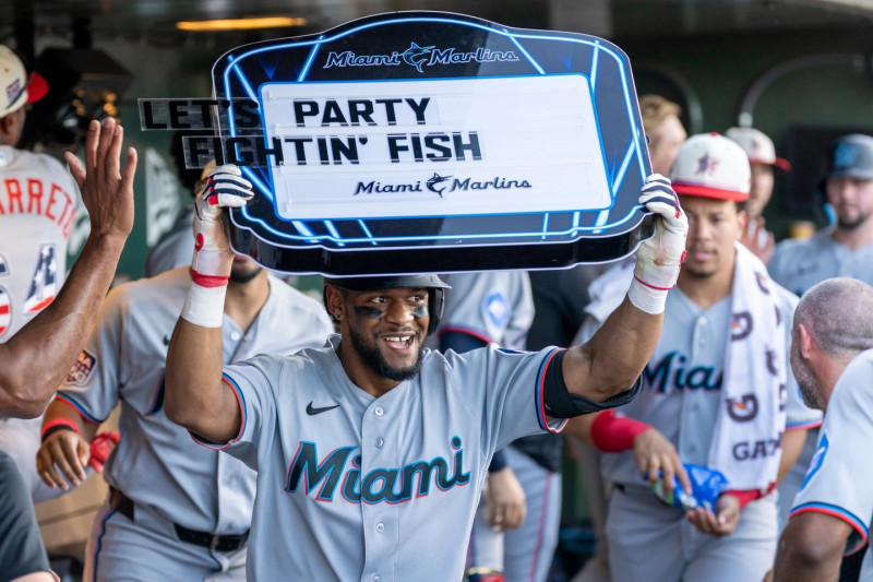 Otto López, de los Marlins, celebra en el banquillo tras conectar un jonrón de dos carreras durante la tercera entrada de partido.