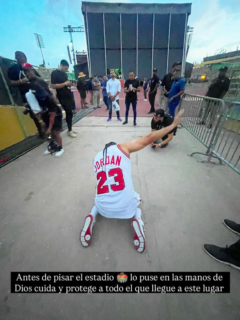 El Alfa solía compartir momentos de oración con su equipo antes de subir al escenario.