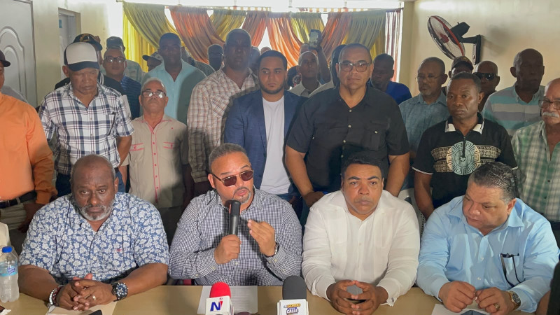 Parte de las organizaciones que conforman el G-12, entre ellos: el presidente de Mochotran, Alfredo Pulinario, el presidente de CNTU, Willians Pérez Figuereo y el Dirigente Sindical, Mario Díaz.