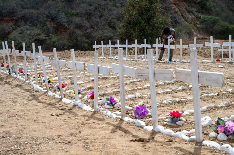 Un trabajador pinta las tumbas de víctimas no identificadas del terremoto del 24 de junio en el cementerio La Esperanza de Catia La Mar, estado de La Guaira (al noreste de Caracas), el 5 de julio de 2026.