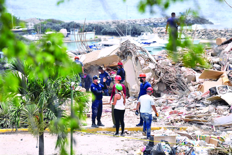 Labores de rescate en una de las edificaciones colapsadas en La Guira, tras los terremotos ocuridos en Venezuela.