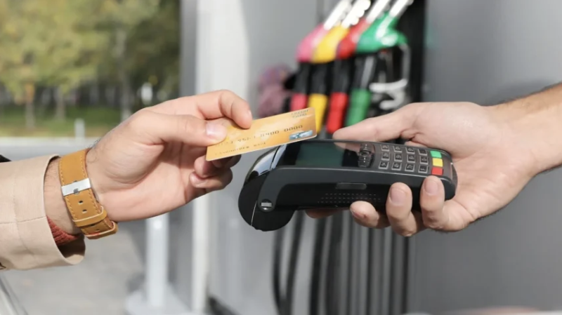 Los detallistas se quejan por cargos excesivos de la banca.