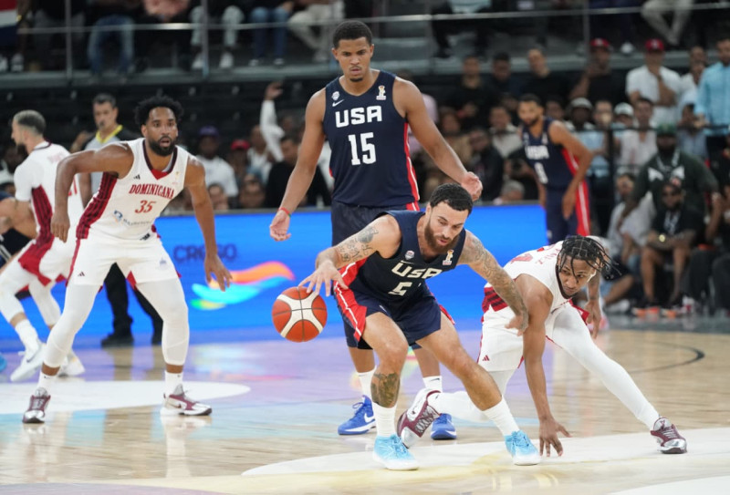 Mike James, de Estados Unidos, protege el balón ante la defensa del dominicano Jassel Pérez en el partido de la ventana FIBA, el pasado viernes 3 de julio de 2026.