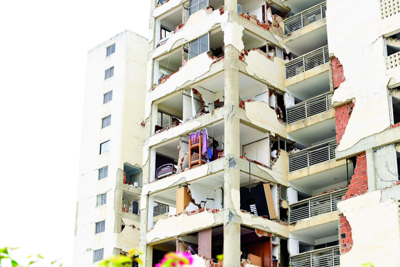 Uno de los edificios que sufrió graves daños por los sismos en La Guaira.
