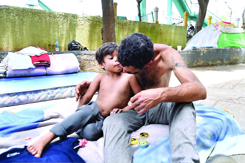Numerosas familias permanecen refugiadas en carpas con colchonetas y colchones,
pero dando gracias a Dios de poder estar reunidos.