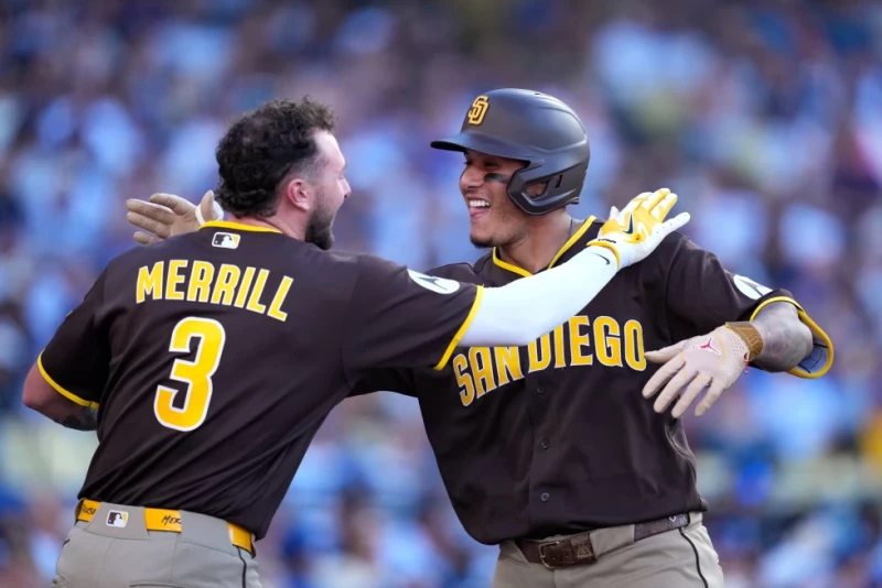 Manny Machado, de los Padres, es felicitado por Jackson Merrill tras conectar un jonrón de tres carreras contra los Dodgers, el 5 de julio de 2026, en Los Ángeles.