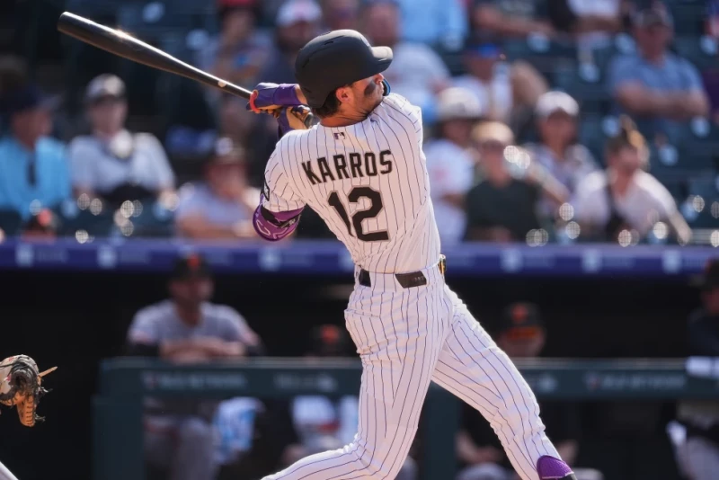 Kyle Karros, de los Rockies, sigue la trayectoria de su jonrón ante el relevista de los Gigantes, Dylan Smith, el 5 de julio de 2026, en Denver.