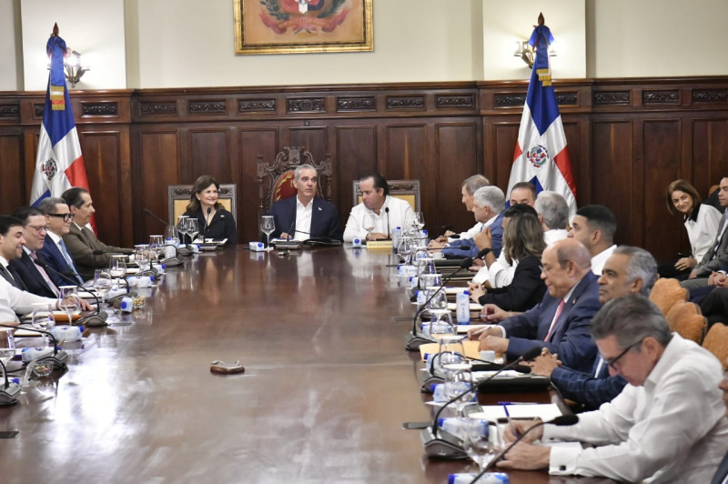 El presidente Luis Abinader y la vicepresidenta Raquel Peña encabezan el Consejo de Ministros.
