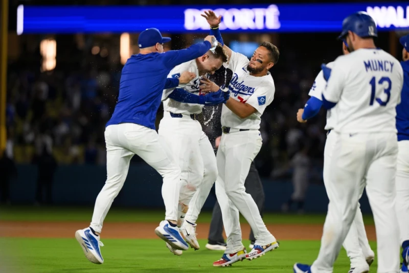 Dalton Rushing, de los Dodgers, celebra su sencillo decisivo con Kike Hernandez y Miguel Rojas contra los Rockies, el 6 de julio de 2026.